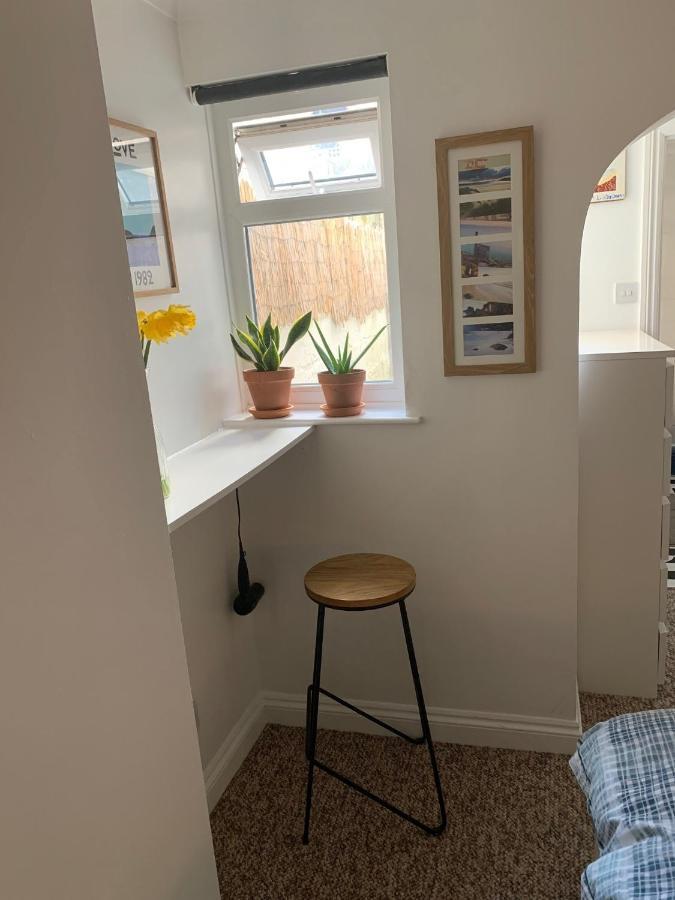 Sea Views With Large Deck One Bedroom Very Close To Beach And Town Newquay  Bagian luar foto