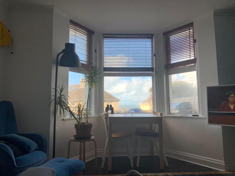 Sea Views With Large Deck One Bedroom Very Close To Beach And Town Newquay  Bagian luar foto