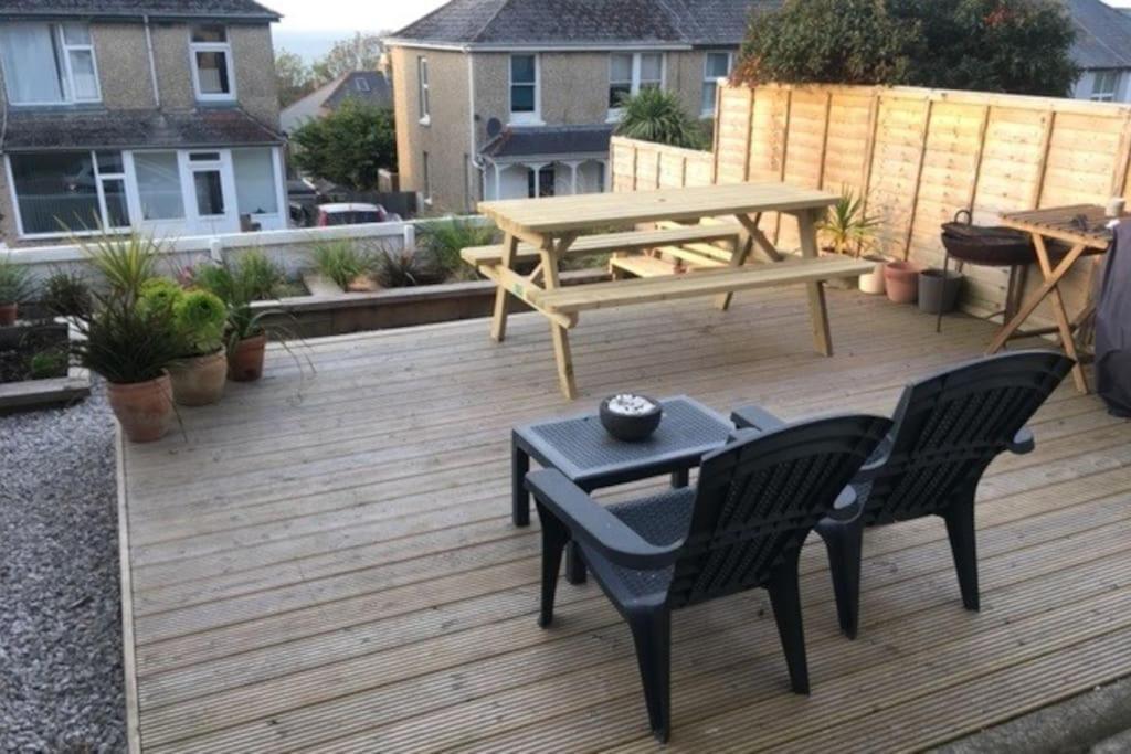 Sea Views With Large Deck One Bedroom Very Close To Beach And Town Newquay  Bagian luar foto